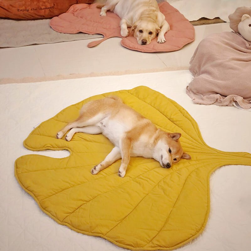 Leaf-shaped dog blanket for large dogs-machine washable, versatile and stylish, cotton polyester, 107-130 cm 0