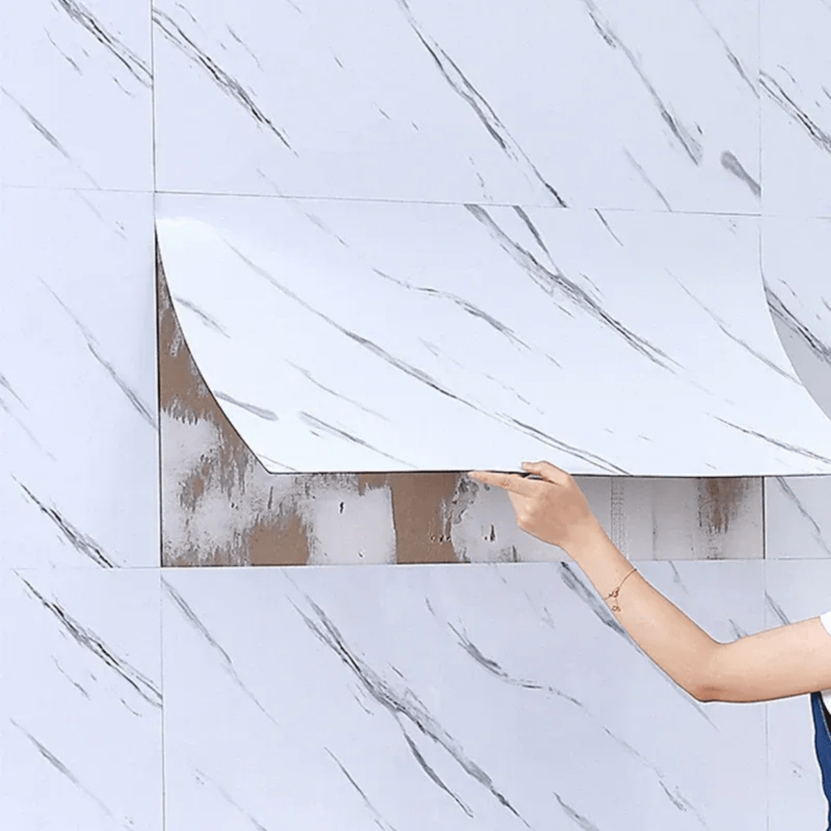 MARBLIQUE – Itsekiinnittyvät marmorikuvioiset PVC-lattialaatat