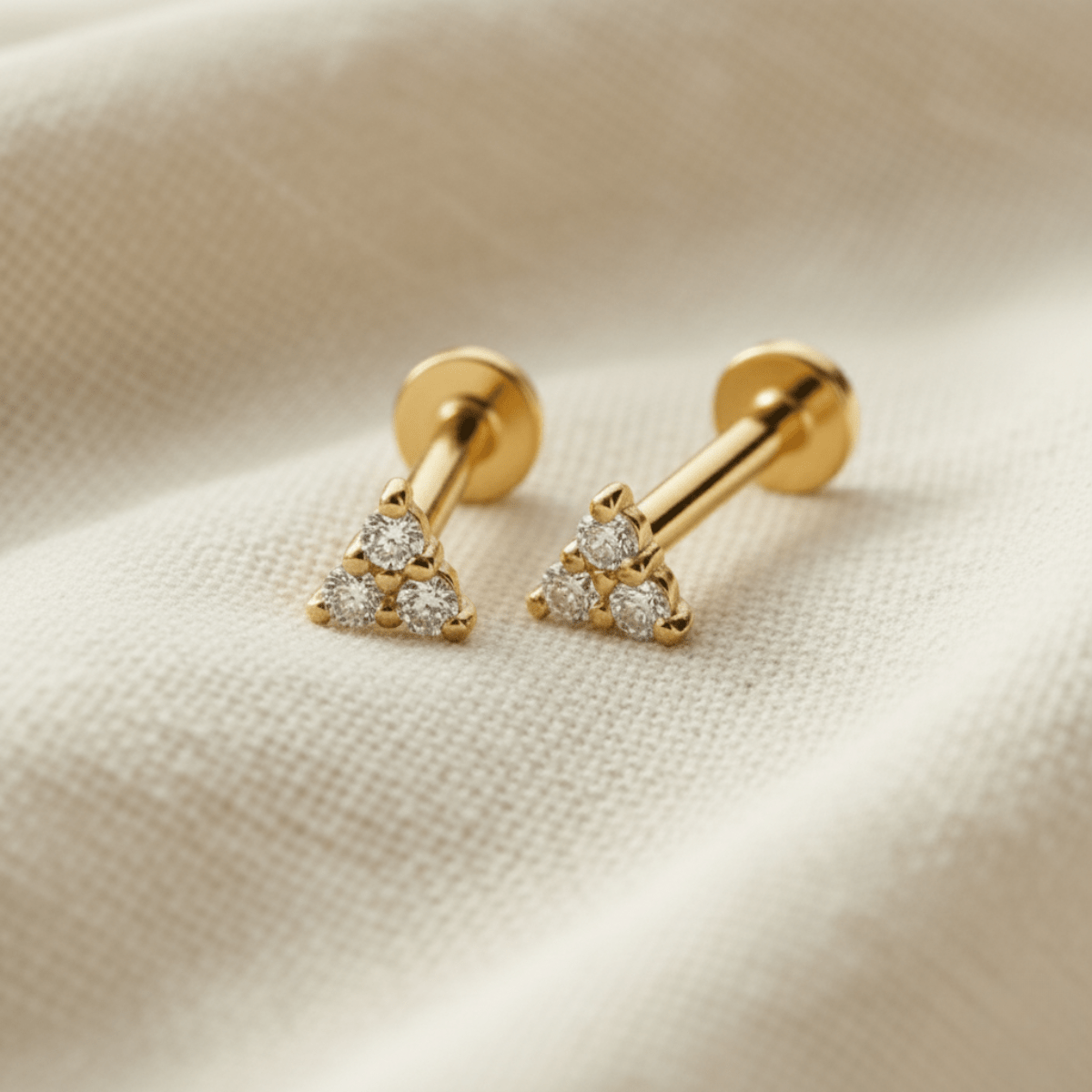 Pendiente minimalista de triángulo - Diamante cultivado en laboratorio hipoalergénico y resistente al agua para nadar