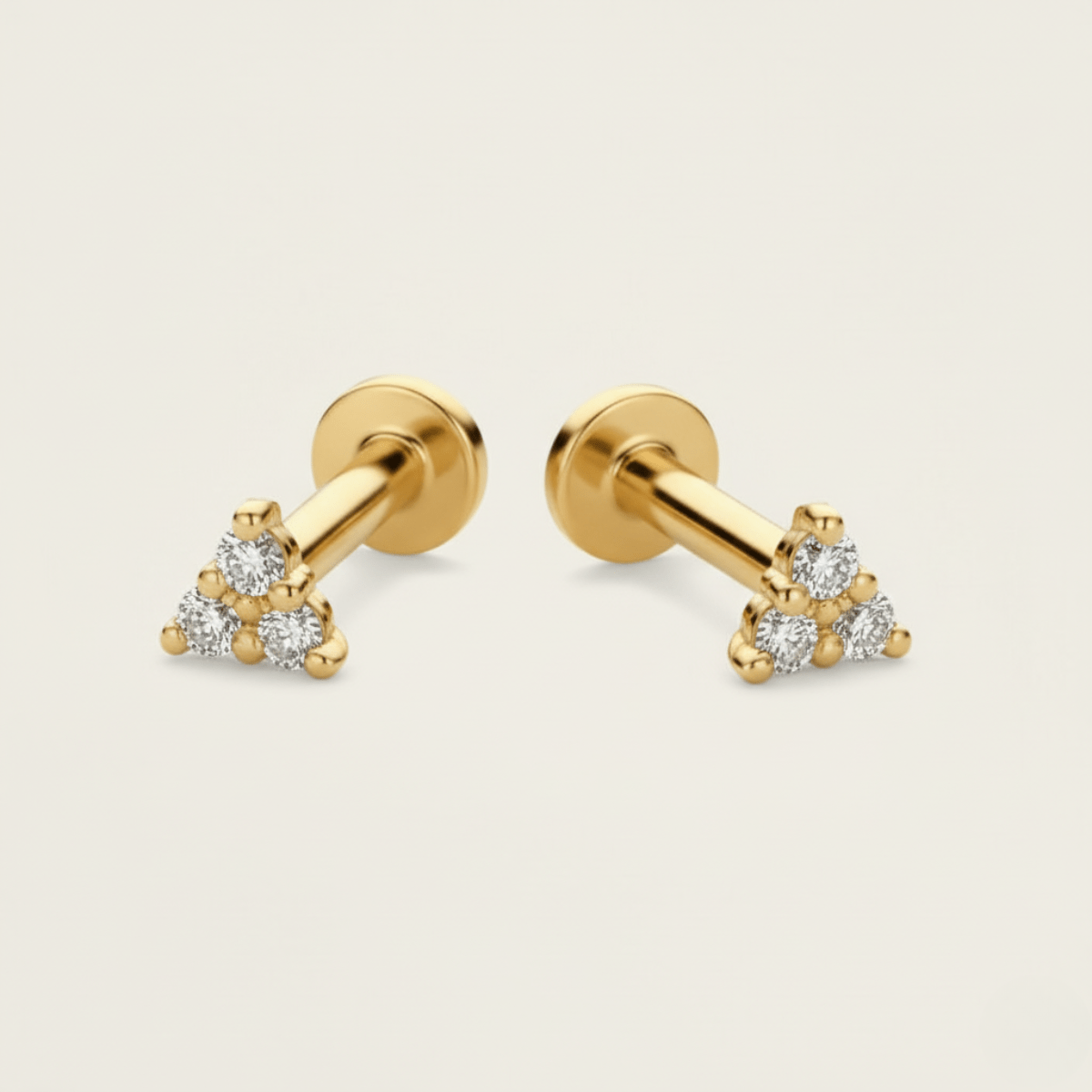 Pendiente minimalista de triángulo - Diamante cultivado en laboratorio hipoalergénico y resistente al agua para nadar