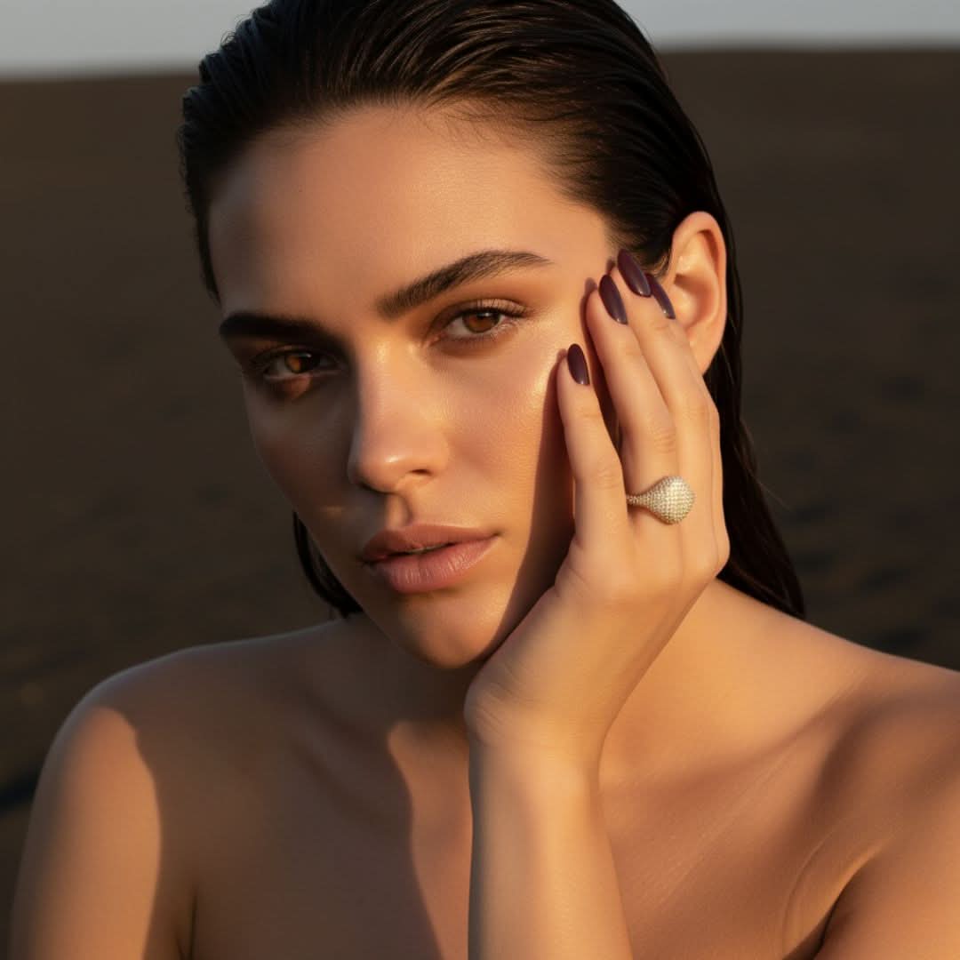 Anillo dorado con cúpula de coral brillante