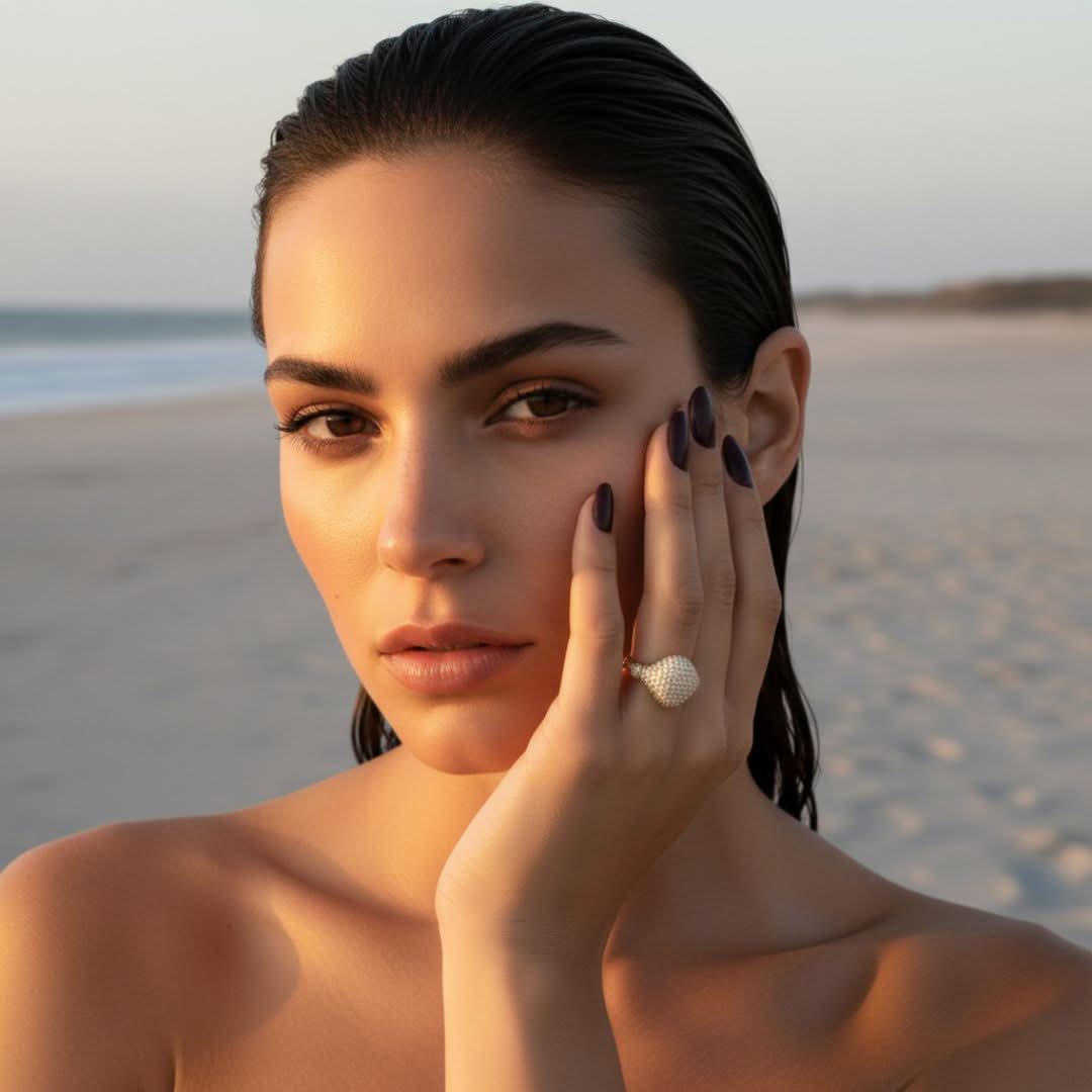 Anillo dorado con cúpula de coral brillante