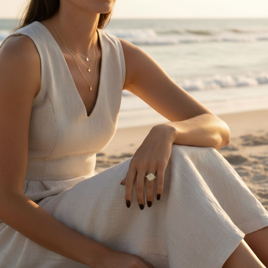 Anillo dorado con cúpula de coral brillante