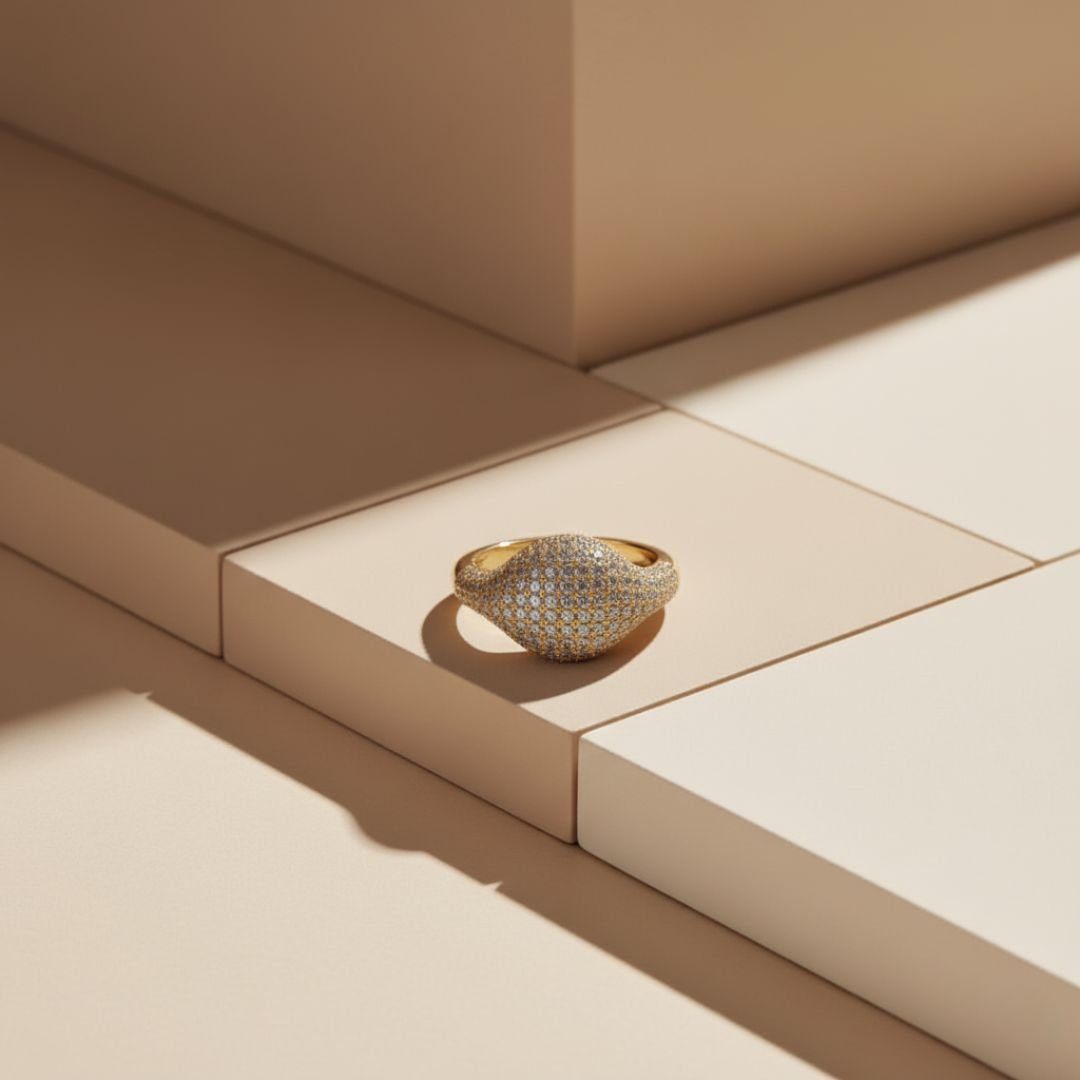 Anillo dorado con cúpula de coral brillante