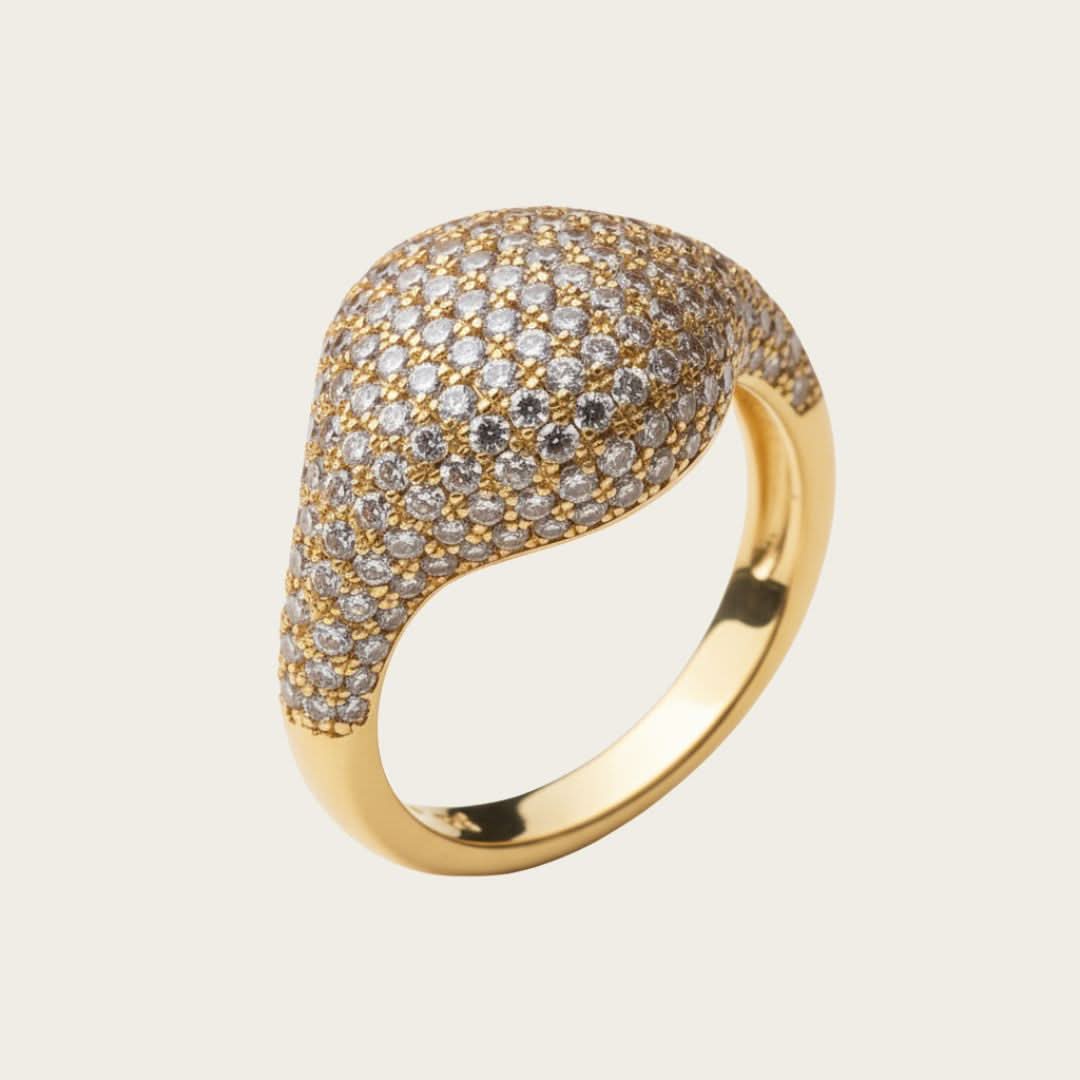 Anillo dorado con cúpula de coral brillante