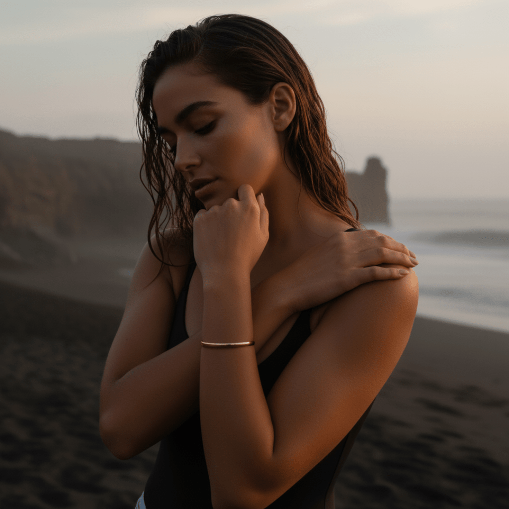 Vom Meer gezeichnetes silbernes und vergoldetes Armband