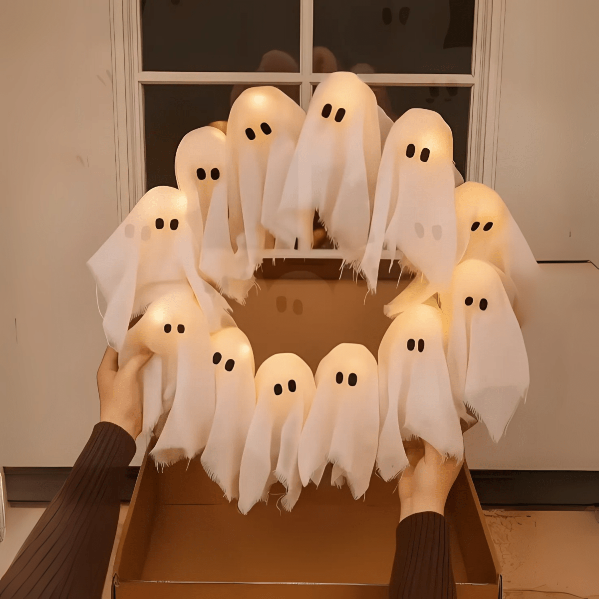 SPOOKGLOW – LED-kummituskranssi, jossa 12 valaistua henkeä