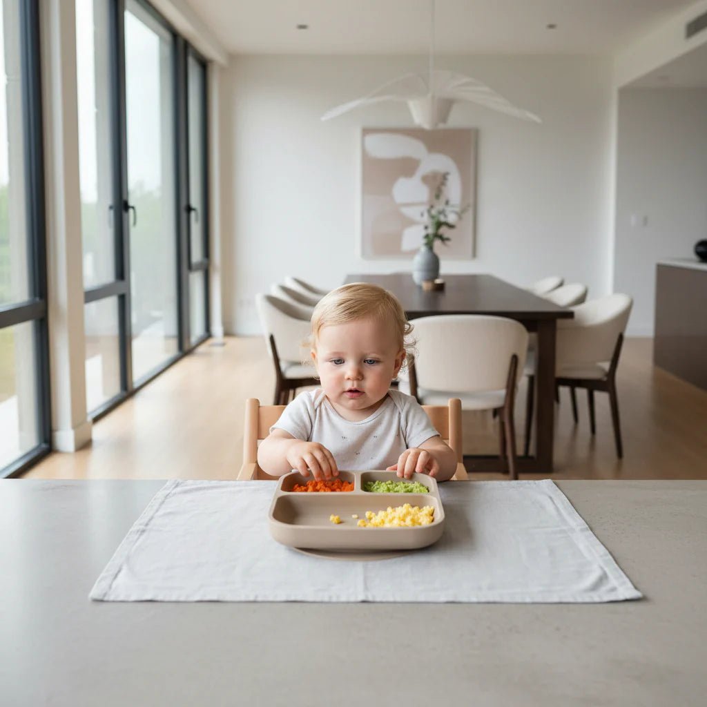 SUCTIONLOCK TANIER – Silikónový rozdelený štvorcový tanier pre batoľatá s pevnou prísavkou (bez BPA)