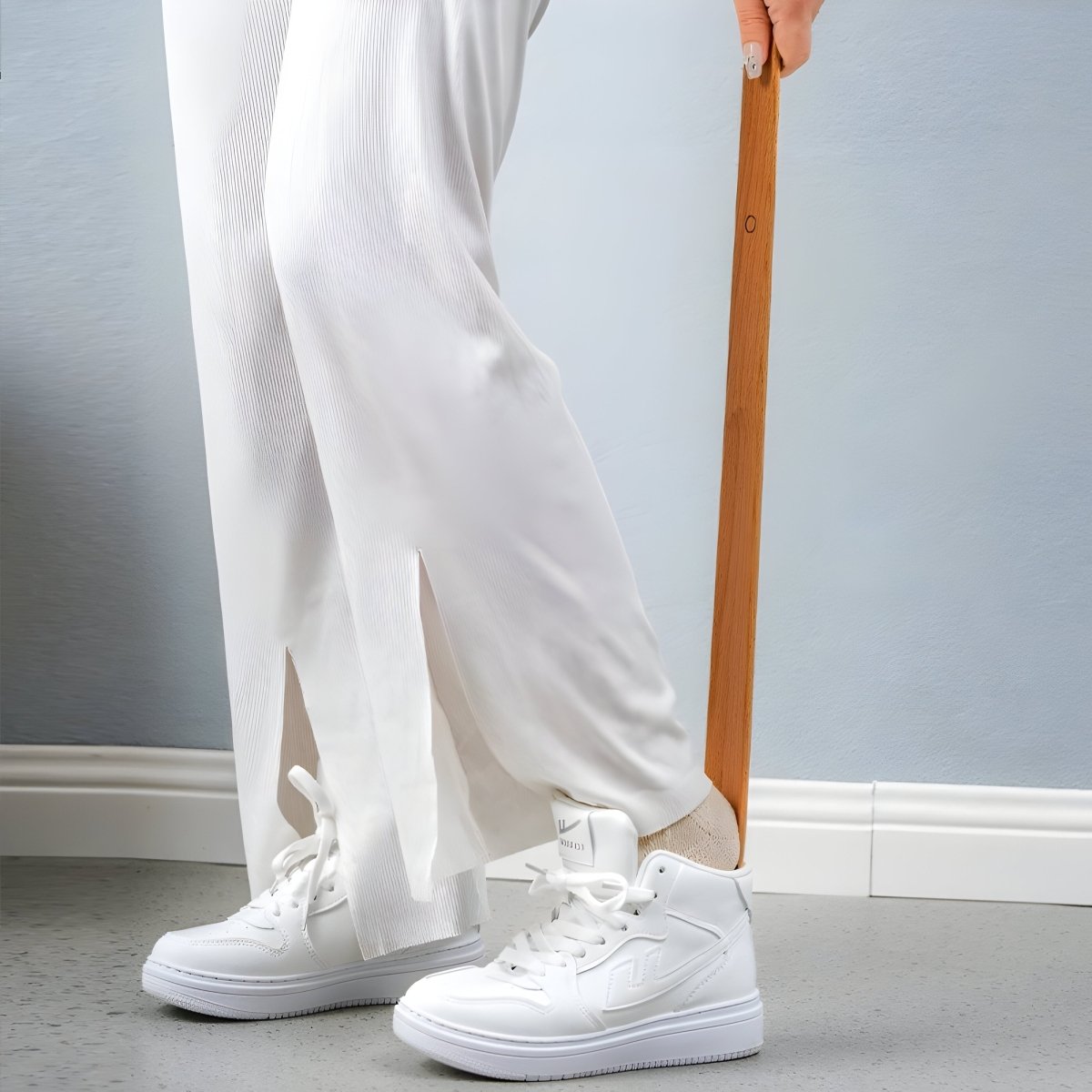 KomfortKick - Extra Long Magnetic Wooden Shoehorn for Effortless Use - 55 cm 1