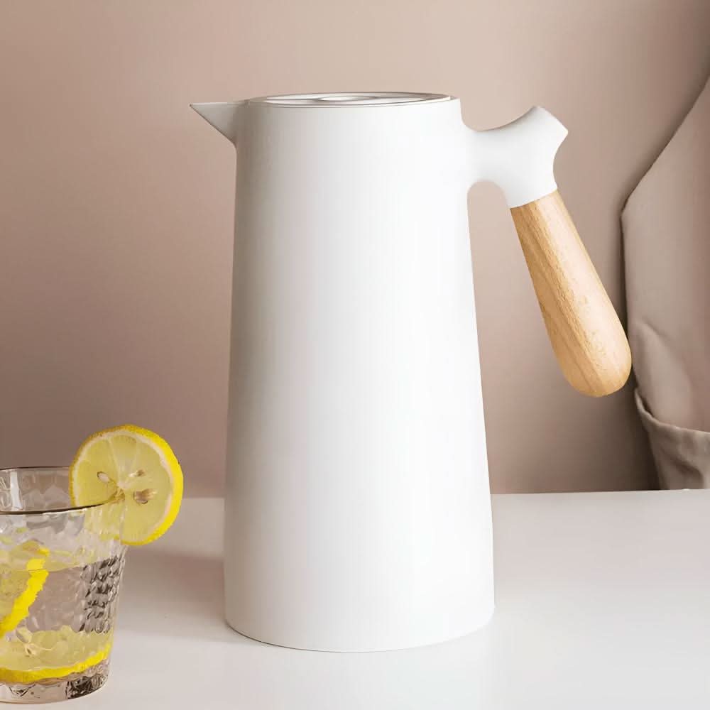 VetroLux – Elegante jarra de vidrio de doble pared con asa de madera para bebidas calientes y frías