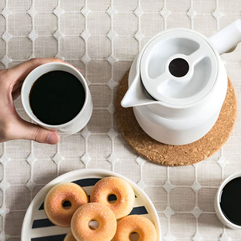 VetroLux – Tyylikäs kaksiseinäinen lasikarahvi puisella kahvalla kuumille ja kylmille juomille