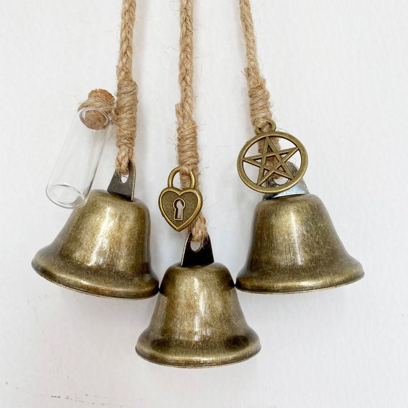 WitchBubble – Pendente protetor artesanal com sinos e amuletos mágicos para harmonia espiritual