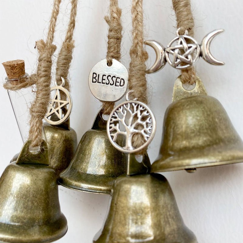 WitchBubble – Pendente protetor artesanal com sinos e amuletos mágicos para harmonia espiritual