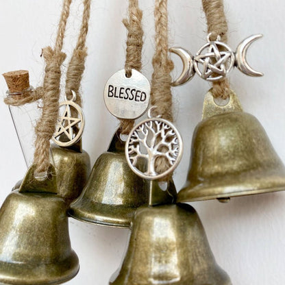 WitchBubble – Pendente protetor artesanal com sinos e amuletos mágicos para harmonia espiritual