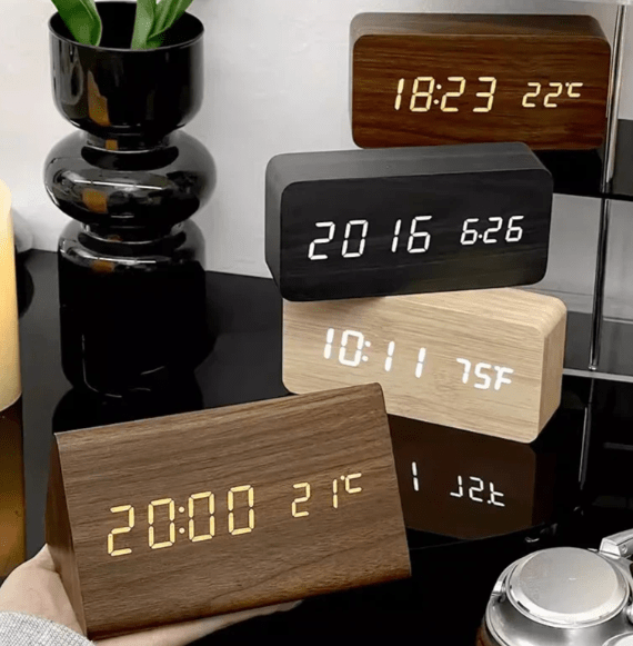 Relógio LED WoodSense – Design Minimalista Controlado por Voz para Vida Moderna