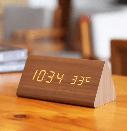 WoodSense LED Clock - Design minimalista a comando vocale per un'abitazione moderna