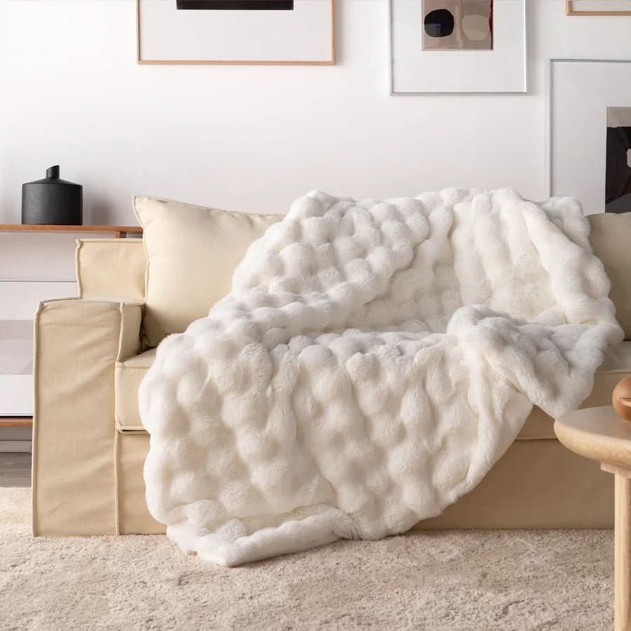Cozy Haven - All-Season Soft Faux-Fur Blanket for Ultimate Comfort and Versatility 11