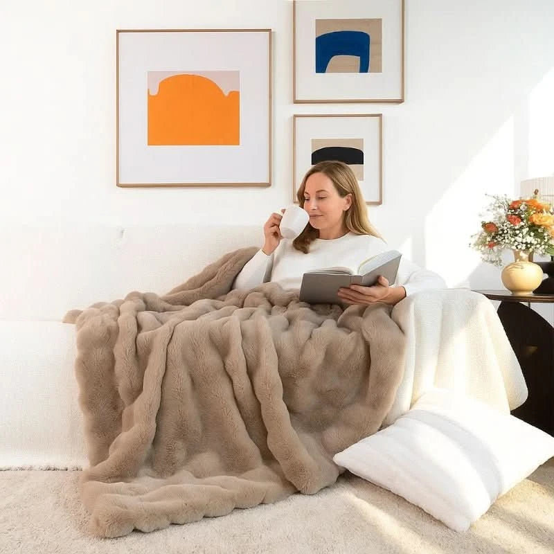 ZenithThrow – Lightweight and Luxurious Travel Companion