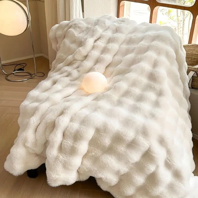 Cozy Haven - All-Season Soft Faux-Fur Blanket for Ultimate Comfort and Versatility 4